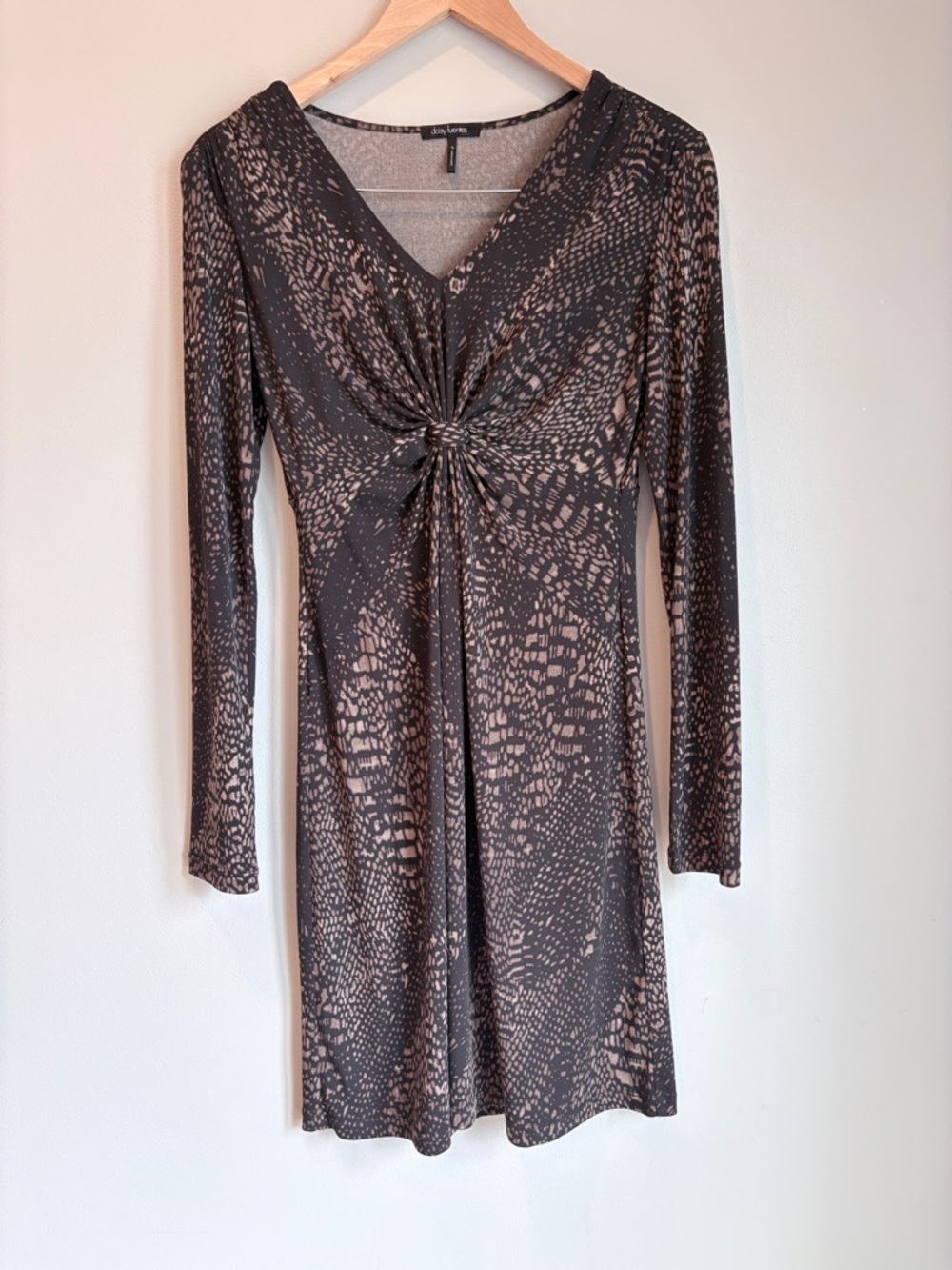 Juniors Daisy Fuentes Moda Classy
L/S V-neck Brown Animal Print
Dress Sz S